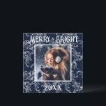 Merry & Bright Foto Navy Blue Vintag Feiertagskarte<br><div class="desc">Merry & Bright Typografie. Dunkelmarineblau Vintages gestresstes Design mit Ihrem Lieblings-Foto in der Mitte. Personalisieren Sie Ihre Nachricht und Ihren Namen auf der Rückseite. Die perfekte Urlaubskarte.</div>