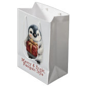 Merry & Bright Penguin Weihnachten Mittlere Geschenktüte (Vorderseite Schrägansicht)