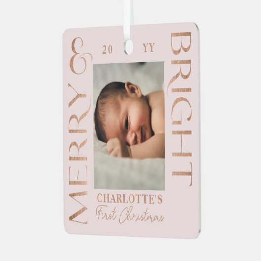 Merry & Bright Pink Baby First Christmas Fotos Ornament Aus Metall (Vorderseite links)