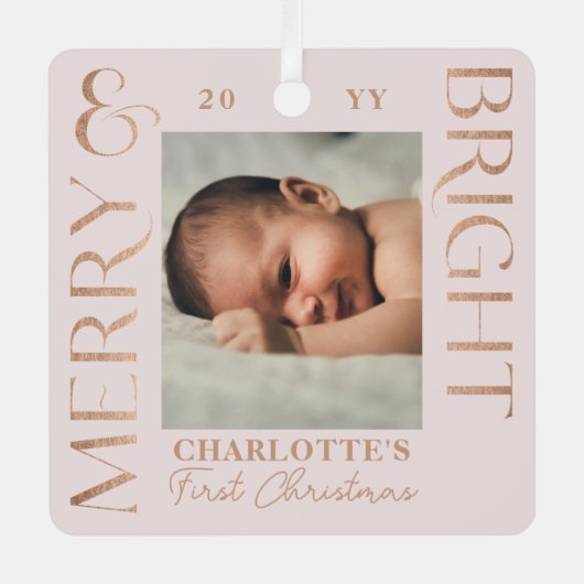 Merry & Bright Pink Baby First Christmas Fotos Ornament Aus Metall (Vorderseite)