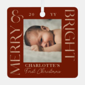 Merry & Bright Red Baby First Christmas Fotos Ornament Aus Metall (Vorderseite)