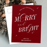 Merry & Bright Red Script Weihnachten außerhalb de<br><div class="desc">Merry & Bright Ferienkartendesign in festlich rot und weiß mit eleganten Script-Schriftart. Dieses vollständig bearbeitbare Weihnachtskartendesign enthält Platz für Ihren Namen sowie Platz zum Hinzufügen Ihrer personalisierten Nachricht. Machen Sie diese Urlaubssaison mit dieser modernen Urlaubskarte zu einem besonderen Erlebnis.</div>