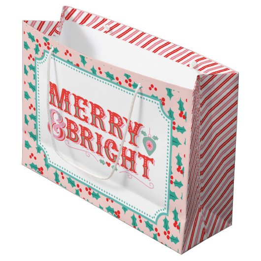 Merry & Bright | Rosa und Rot Holly Große Geschenktüte (Vorderseite Schrägansicht)