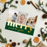Merry Bright Stylish Green Drei Fotos Weihnachten Folien Feiertagskarte<br><div class="desc">Stilvolle, moderne Weihnachts-Echtgoldfolie-Urlaubskarte mit drei Foto-Collage und Holiday-Gruß in Gold auf festlichem grünem Hintergrund: Fröhlich und hell, in einer Mischung aus klassischer Typografie und schicker, moderner Handschrift. Die Rückseite der Karte enthält Ihre individuelle Weihnachtsbotschaft im modernen Schriftart, schwarz auf weiß. Passen Sie diese einzigartige minimalistische Vorlage an, indem Sie auf...</div>