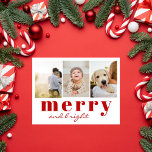 Merry Bright Three Foto Chic Red White Christmas Feiertagspostkarte<br><div class="desc">Elegante moderne Weihnachtspostkarte mit drei Foto-Collage und Holiday-Grüße in Rot auf weißem Hintergrund: Fröhlich und hell, in einer Mischung aus klassischer Typografie und schicker, moderner Handschrift. Die Rückseite der Postkarte enthält Ihre individuelle Weihnachtsmeldung mit Ihrem Nachnamen und Jahr. Passen Sie diese einzigartige minimalistische Vorlage an, indem Sie auf die Schaltfläche...</div>