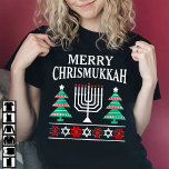 Merry Chrismukkah Hanukkah Jewish Chanukah T-Shirt<br><div class="desc">Merry Chrismukkah Hanukkah jüdisches Chanukah Weihnachtsfest Shirt. Dieses Shirt ist ein lustiges Urlaubsgeschenk für Familie und Freunde.</div>