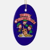 Merry Chrismukkkah mit Elves und Dreidels Keramik Ornament (Rechts)