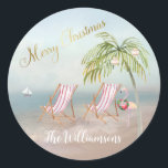 Merry Christmas Beach Flamingo Wreath einzigartig Runder Aufkleber<br><div class="desc">Frohe Weihnachten an diesem schönen Watercolor Beach - friedliche und sanfte Szene mit zwei Liegestühlen - freundlicher Flamingo mit schönem Kranz - Palm mit ein paar Ornamenten. Alle Design-Fragen,  senden Sie einfach eine E-Mail an charmdesignstudio@rcn.com und wir freuen uns,  Ihnen zu helfen.</div>
