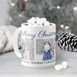 Merry Christmas Blue Script Custom Foto Collage Kaffeetasse<br><div class="desc">Personalisieren Sie diesen festlichen Weihnachtskaffee oder heiße Kakao-Tasse mit drei (3) Fotos und individuellem Text. Das Standard-Design enthält "Frohe Weihnachtswünsche" im Skript mit drei Fotos von Kindern und einer benutzerdefinierten Nachricht an Oma. Enthält Schneeflocken-Skizzen und marineblauen Text,  der auf eine andere Farbe angepasst werden kann.</div>