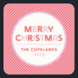 Merry Christmas Candy Cane Stripe Custom Gift Tags Quadratischer Aufkleber<br><div class="desc">Ein modernes Retro-Design in der Mitte des Jahrhunderts mit rosa und roten kantigen Streifen. Dieses Design kann mit Ihrem Familiennamen oder einer benutzerdefinierten Nachricht personalisiert werden.</div>