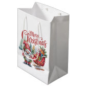 Merry Christmas Gnome Gift Bag Mittlere Geschenktüte (Vorderseite Schrägansicht)