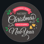 Merry Christmas & Happy New Year Runder Aufkleber<br><div class="desc">Ein festliches Design mit lebhaften Farben Rot und Grün, verziert mit klassischen Urlaubssymbolen wie funkelnden Lichtern, Schneeflocken und Ornamenten. Das Hauptwerk zeigt ein fröhliches "Frohe Weihnachten und Glück im neuen Jahr", das in eleganter Typografie mit fröhlichen Illustrationen geschenkter Geschenke und einem glitzernden Weihnachtsbaum begrüßt wird. Der Hintergrund strahlt ein warmes...</div>