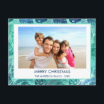 MERRY CHRISTMAS HAWAIIAN TROPICAL BEACH FOTO FEIERTAGSPOSTKARTE<br><div class="desc">Blaue und grüne türkisfarbene glänzende Imitat Frische Weihnachten Hawaiianische Tropical Palm Leaf Familie Foto Weihnachtskarte. Das Bild und der Familienname können auf dieser einfachen Strand- oder Küstenurlaub Weihnachten Familie Foto Card ersetzt werden.</div>
