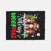 Merry Christmas Woof Three Santa Elf King Charles Fleecedecke (Vorderseite (Horizontal))