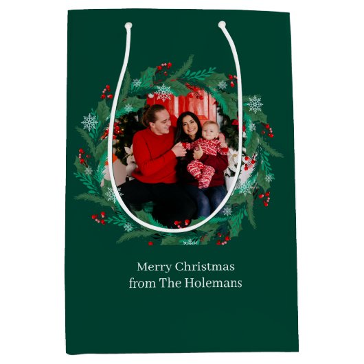 Merry Christmas Wreath Family Photo Personalized Mittlere Geschenktüte (Vorderseite)