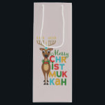 Merry Christmukkah Reindeer Geschenktüte Für Weinflaschen<br><div class="desc">Weihnachtsrentiere mit einer Hanukkah-Menorah für Anbeter mit einem fröhlichen Christmukkah-Gruß.</div>