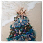 Merry Coastal Christmas Tropical Beach HolidayTree Fliese<br><div class="desc">Feiern Sie die Urlaubstage mit dieser wunderschönen Weihnachtsfeier mit tropischen Keramiken. Das Design ist ein Foto eines atemberaubenden Weihnachtsbaumes, der während der jährlichen Ausstellung der Bäume im Kunstmuseum von Orlando gezeigt wird. Der schöne Urlaubspalast ist mit an der Küste inspirierten Dekorationen wie Seestern, Miniaturmädchen, in Pastellfarben gehaltene Zierbälle in Blau,...</div>