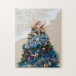 Merry Coastal Christmas Tropical Beach HolidayTree Puzzle<br><div class="desc">Feiern Sie die Feiertage mit diesem herrlichen Puzzle zum Thema Weihnachten mit tropischen Themen. Das Design ist ein Foto eines atemberaubenden Weihnachtsbaumes, der während der jährlichen Ausstellung der Bäume im Kunstmuseum von Orlando gezeigt wird. Der schöne Urlaubspalast ist mit an der Küste inspirierten Dekorationen wie Seestern, Miniaturmädchen, in Pastellfarben gehaltene...</div>