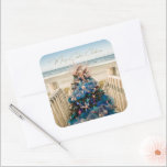Merry Coastal Christmas Tropical Beach HolidayTree Quadratischer Aufkleber<br><div class="desc">Feiern Sie die Feiertage mit diesen wunderschönen Weihnachtsaufklebern zum Thema Küste. Das Design ist ein Foto eines atemberaubenden Weihnachtsbaumes, der während der jährlichen Ausstellung der Bäume im Kunstmuseum von Orlando gezeigt wird. Der schöne Urlaubspalast ist mit an der Küste inspirierten Dekorationen wie Seestern, Miniaturmädchen, in Pastellfarben gehaltene Zierbälle in Blau,...</div>