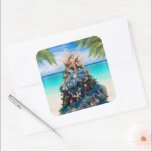 Merry Coastal Christmas Tropical Beach HolidayTree Quadratischer Aufkleber<br><div class="desc">Feiern Sie den Urlaub mit diesen herrlichen Weihnachtsaufklebern zum Thema Tropen. Das Design ist ein Foto eines atemberaubenden Weihnachtsbaumes, der während der jährlichen Ausstellung der Bäume im Kunstmuseum von Orlando gezeigt wird. Der schöne Urlaubspalast ist mit an der Küste inspirierten Dekorationen wie Seestern, Miniaturmädchen, in Pastellfarben gehaltene Zierbälle in Blau,...</div>