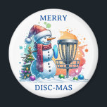Merry Disk-mas | Disk Golf Christmas Magnet<br><div class="desc">Niedlicher Cartoon Snowman in Weihnachtsmannmütze neben einem Discgolf im Schnee neben einem Weihnachtsbaum.</div>