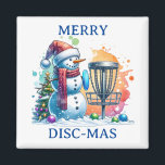Merry Disk-mas | Disk Golf Christmas Magnet<br><div class="desc">Niedlicher Cartoon Snowman in Weihnachtsmannmütze neben einem Discgolf im Schnee neben einem Weihnachtsbaum.</div>