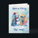 Merry Disk-mas | Disk Golf Personalisierte Weihnac Karte<br><div class="desc">Personalisierte Disc Golf Thema Weihnachtskarte. Niedlicher Cartoon Snowman in Weihnachtsmannmütze neben einem Discgolf im Schnee neben einem Weihnachtsbaum.</div>