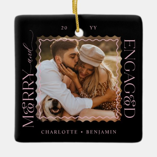 Merry & Engaged Modern Minimal Wavy Photo Keepsake Keramikornament (Vorderseite)