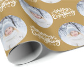 Merry Everything Calligraphy Round Foto Gold Geschenkpapier (Rolleneckpunkt)