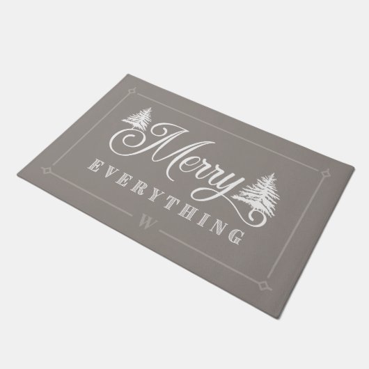 Merry Everything Grey Pine Trees Family Monogram Fußmatte (Schrägansicht)