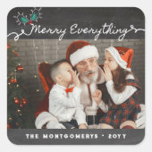 Merry Everything Script Chalkboard Holiday Foto Quadratischer Aufkleber (Vorderseite)