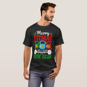 Merry Fitmas und eine glückliche Weihnachtsfeier f T-Shirt (Vorne ganz)