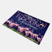 Merry Flocking Christmas Pink Flamingo Holiday Fußmatte (Schrägansicht)