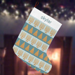 Merry Gold Blue Holiday Stripes Muster Großer Weihnachtsstrumpf<br><div class="desc">Dieses personalisierte Imitat goldblauer und pastellblauer Streifen Muster Weihnachts-Strumpf ist ein perfekter Crossover für Chrismukka und Hanukkah Feiern. Dieser Strumpf ist für religiöse Feiern und Familienfeiern konzipiert und bietet abwechselnde Streifen in Pastellblau mit Menorahs und tiefblau mit modernen Weihnachtsbäumen. Eine weiße "Manschette" oben hat Platz für Ihren personalisierten Namen in...</div>