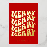 Merry Groovy Wavy Red Typografy Christmas Folien Feiertagskarte<br><div class="desc">Merry Merry Merry Frory Weihnachtskarte: ein Retro-Design,  mit einer wavy Vintagen Typografie in Goldfolie und einem roten Hintergrund.</div>