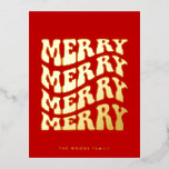 Merry Groovy Wavy Red Typografy Christmas Gold Folien Feiertagspostkarte<br><div class="desc">Merry Merry Merry Frory Weihnachts Postcard: ein Retro-Design,  mit einer wavy Vintagen Typografie in Goldfolie und einem roten Hintergrund.</div>