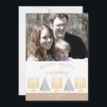 Merry Happy Tan Stilvoll hinzufügen Ihr Foto Feiertagskarte<br><div class="desc">Fügen Sie Ihr Foto zu diesen stilvollen Urlaubskarten in Bräunen und Weiß mit einem modernen, religiösen Goldmedaillengewand Menorah und Silberbaum-Design. Die Fotovorlage macht das Hochladen Ihres Bildes sehr einfach, dann fügen Sie Ihren Namen in Weiß zu den weichen Bräunungsrahmen unten. Arched Mandeltext MERRY HAPPY über das stylisierte Alles in gemischten...</div>