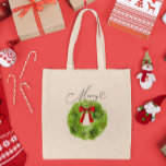 Merry Heart Christmas Wreath Tragetasche<br><div class="desc">Rustikales Weihnachtsmotiv Tütendesign mit Aquarellbildern von grünen Kiefernkiefern mit einem roten Bogen. Die Blätter sind mit einem roten Bogen versehen. Der Text sagt "Merry" im Skript-Schriftart mit einem Herz.</div>