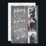 Merry Kisses Warm Wünsche Rett Date 3 Foto Lilac Save The Date<br><div class="desc">Diese moderne und schicke Urlaubskarte verdoppelt sich als Save the Date Karte für das verlobte Paar. Die Vorderseite zeigt 3 Ihrer Fotos, die von Hand gezeichnete Schneeflocken und handgeschriebene Typografie zeigen, die auf einem Chalkboard-Hintergrund "Merry Kisses and Warm Holiday Wwünscht From The Balon To Be Mr and Mrs." steht. Auf...</div>