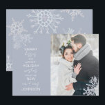 Merry Kisses Warm wünscht Snowflake Foto Feiertagskarte<br><div class="desc">Feiern Sie Ihre erste Urlaubssaison als Neuvermählte mit unserer eleganten Merry Kisses Warm wünscht Snowflake Foto Holiday Card Weihnachtskarte. Mit einem atemberaubenden Hochzeitsfest-Foto mit zarten, eisblauen Schneeflocken, liest diese Karte "fröhliche Küsse und warme Urlaubswünsche aus den neuen Müttern und Müttern" und ist mit Ihrem verheirateten Namen personalisiert. Der Rücken zeigt...</div>