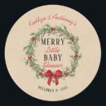 Merry Little Christmas Baby Shower Runder Aufkleber<br><div class="desc">Feiern Sie stilvoll mit diesen trendigen Babyduschklebern. Das Design ist leicht mit Ihrer eigenen Formulierung zu personalisieren und Ihre Familie und Freunde werden begeistert sein,  wenn sie diese fabelhaften Aufkleber sehen.</div>