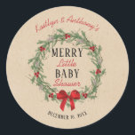Merry Little Christmas Baby Shower Runder Aufkleber<br><div class="desc">Feiern Sie stilvoll mit diesen trendigen Babyduschklebern. Das Design ist leicht mit Ihrer eigenen Formulierung zu personalisieren und Ihre Familie und Freunde werden begeistert sein,  wenn sie diese fabelhaften Aufkleber sehen.</div>