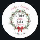 Merry Little Christmas Baby Shower Runder Aufkleber<br><div class="desc">Feiern Sie stilvoll mit diesen trendigen Babyduschklebern. Das Design ist leicht mit Ihrer eigenen Formulierung zu personalisieren und Ihre Familie und Freunde werden begeistert sein,  wenn sie diese fabelhaften Aufkleber sehen.</div>