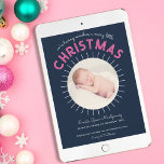 Merry Little Christmas Birth Ankündigung<br><div class="desc">Mit unserer Geburtshilfekündigung, einer perfekten Mischung aus Freude und Festlichkeit, verkünden Sie die Ankunft Ihres Kleinen im Stil. Diese vielseitige Karte verdoppelt sich als Feiertagsgruß, mit einer reichen marineblauen Kulisse, die mit einer lebhaften festlichen Schrift geschmückt ist, die lautet: "Wir haben uns ein fröhliches kleines Weihnachtsfest." Die Vorderseite zeigt eine...</div>