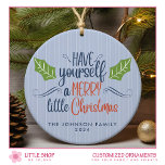 Merry Little Christmas Foto Keramik Ornament<br><div class="desc">Feiern Sie die Urlaubssaison mit einem charmanten Ornament, das Einfachheit und Eleganz kombiniert. Dieses anpassbare Design bietet eine einfache Abbildung von Set mit heiligen Blätter vor einem blassblauen Hintergrund. Elegante Schrift-Typografie, die sagt: "Haben Sie sich ein frohes, kleines Weihnachtsfest", fügt eine Touch Feiertagssjubeln hinzu. Ändern Sie die Hintergrundfarbe, den Familiennamen...</div>