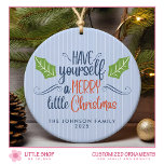 Merry Little Christmas Foto Keramik Ornament<br><div class="desc">Feiern Sie die Urlaubssaison mit einem charmanten Ornament, das Einfachheit und Eleganz kombiniert. Dieses anpassbare Design bietet eine einfache Abbildung von Set mit heiligen Blätter vor einem blassblauen Hintergrund. Elegante Schrift-Typografie, die sagt: "Haben Sie sich ein frohes, kleines Weihnachtsfest", fügt eine Touch Feiertagssjubeln hinzu. Ändern Sie die Hintergrundfarbe, den Familiennamen...</div>