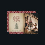 Merry Little Christmas Tree Vintag Dark Red Karier Feiertagskarte<br><div class="desc">Dieses Vintag inspirierte Weihnachtsdesign zeigt ein beliebtes Foto mit einem hübsch beleuchteten Weihnachtsbaum auf einem kraftvollen Hintergrund und einem klassischen karierten Muster auf der Rückseite. Klicken Sie auf die Schaltfläche Anpassen für mehr Flexibilität beim Ändern/Hinzufügen von Text- und Designelementen! Variationen dieses Designs sowie der Koordinationsprodukte sind in unserem Shop, zazzle.com/store/doodlelulu,...</div>