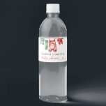 Merry Little Floral Christmas Weihnachtsdusche Wasserflaschenetikett<br><div class="desc">Entspannen Sie mit unserer kleinen, blumengeschmückten Weihnachtsdusche mit dem Wasserflaschen-Label der Dusche. Dieses Label mit einem festlichen Weihnachtsmann inmitten lebendiger roter Poinsettien und Wintergrün verleiht Ihrer Getränkestation eine fröhliche Touch. Es ist perfekt für die Umhüllung von Wasserflaschen in Standardgröße geeignet und schmückt nicht nur die Dekoration, sondern bietet auch eine...</div>