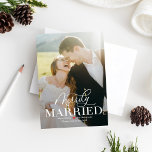 Merry Marriage Newlywed First Christmas Card Feiertagskarte<br><div class="desc">Feiern Sie die Saison mit dieser modernen und stilvollen Karte von Berry Berry Sweet. Matching Artikel und weitere Designoptionen sind in unserem Shop erhältlich: www.berryberrysweet.com. Designfarben können individuell angepasst werden! Klicken Sie auf "Weiter anpassen",  um die Designfarben zu ändern.</div>
