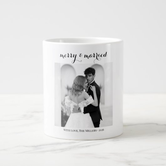 Merry & Married - Personalized Newlywed Christmas Jumbo-Tasse (Vorderseite)